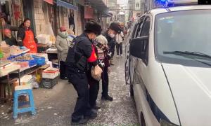 老人摔倒 民警搀扶就医