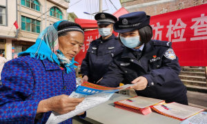 小年民警送“福”来