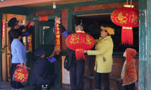 民警踏雪来送福 共迎新春度佳节