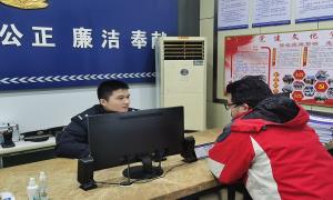 沙市区公安分局巡警大队唐权：只要群众满意，再累都值得