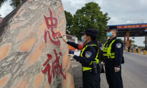 绽放在边境疫情防控一线的“铿锵玫瑰”