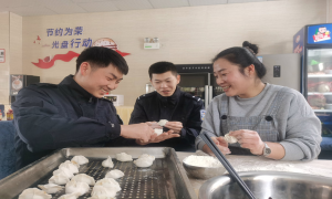 警民同乐包饺子  温情满满溢警营