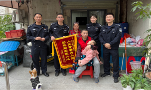 边检民警扶危济困 家长赠送锦旗致谢