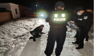 六旬老人醉酒倒卧雪中 警民联手平安护送回家