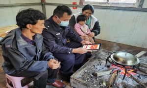 傈僳话语助宣传 全会精神入万家