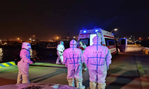 外轮船员被烫伤 边检民警夜间急救援