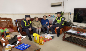 友谊关边境派出所春节前走访慰问困难群众