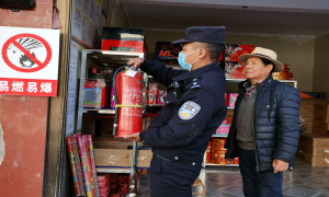 鹿马登边境派出所开展春节前烟花爆竹场所消防检查