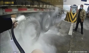 货车起火 民警紧急救援
