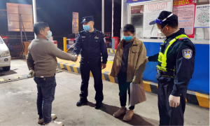 暖心！凭祥边境检查站冬夜救助一名困难群众