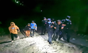 深夜，民警奋不顾身跳入江中救起醉酒轻生者