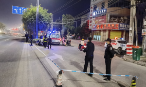 巡逻途中遇交通事故 警方及时救助受伤群众