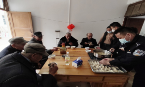 民警送爱心 情暖敬老院