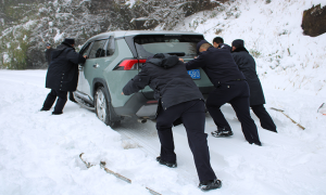 片马边境派出所护送11名政协委员、人大代表翻越片马风雪丫口