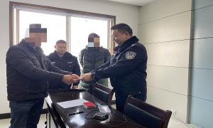 退赃现场 受害人激动地握住了民警的手
