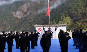 五星红旗迎风飘扬 滇藏卫士建功立业在边疆
