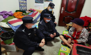 弘扬传统美德 关爱年迈老人