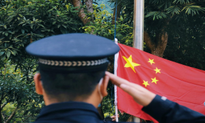 元旦，五星红旗在边境一线高高飘扬