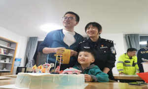 警察节丨4岁警娃让整个朋友圈都流泪了