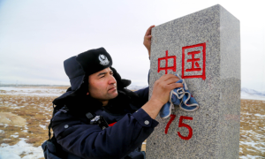 警察节前，师傅带着我为界碑添“警”彩