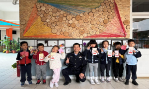 边检民警和幼儿园小朋友一起共度警察节