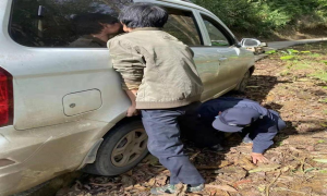 群众不慎将车开进沟  辅警主动帮助解决困难