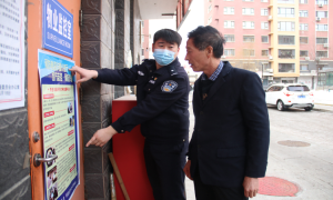 新年海报进社区  共筑警民“连心桥”