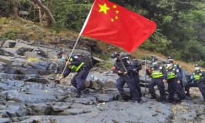 红旗飘飘戍边关 热血丹心铸忠诚