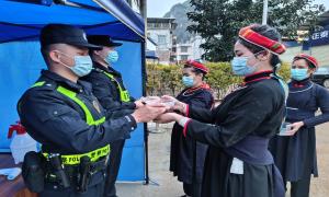 暖心腊八粥 浓浓警民情