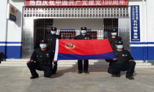 他们就像一面警旗屹立在中缅边境