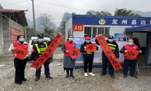 写对联 包饺子 警民同乐过小年