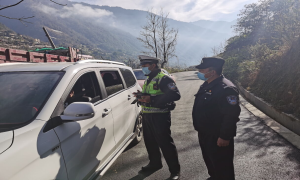 茨开边境派出所联合交警开展道路交通安全隐患排查