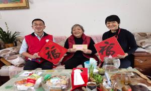 罗湖区人大代表深入社区开展新春走访慰问老党员活动