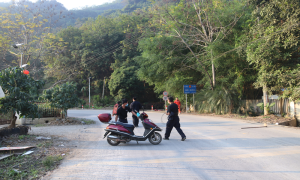 危急时刻，民警及时出手救助摔伤男子