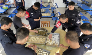 齐动手包饺子 欢欢喜喜迎春节