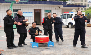 一起看看素日的移民管理警察的另一面