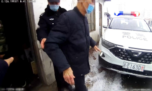 老人寒冬走失 民警暖心救助