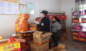 石月亮边境派出所开展节前烟花爆竹经营场所安全检查