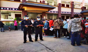 鹿马登边境派出所深入村寨开展法制宣传活动