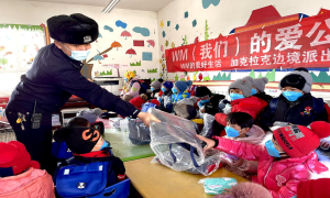 加克拉克边境派出所携慈善机构共同为孩子们送去新年慰问大礼包