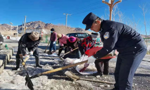 扎西岗边境派出所组织民警开展扫雪除冰暖心行动