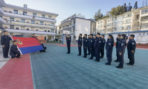 践行“人民警察为人民，服务永远在路上”的誓言