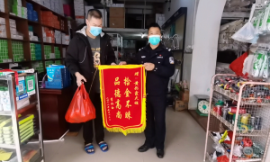 俩阿姨捡到6万余元 如数上交民警