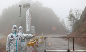 守望相助共抗疫 务实惠警暖人心