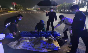 广西钦州保税港区出入境边防检查站及时救助一名交通意外受伤群众