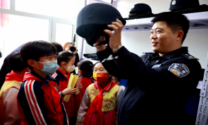 新华边境派出所开展“共迎警察节 感受真‘警’彩”主题警营开放日活动