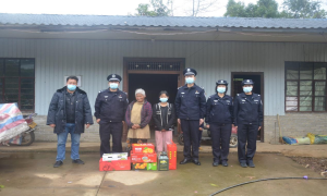 畹町出入境边防检查站芒线分站开展“新春送暖入群众”慰问活动