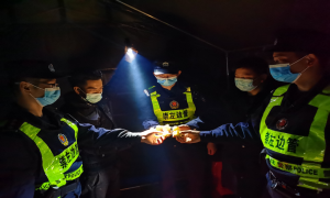 山间执勤点给援边队员送生日祝福