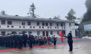 小学生在警营里许下了“长大后我也要当警察！”愿望