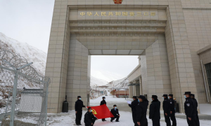 普兰出入境边防检查站斜尔瓦执勤点民警开展向党旗宣誓活动